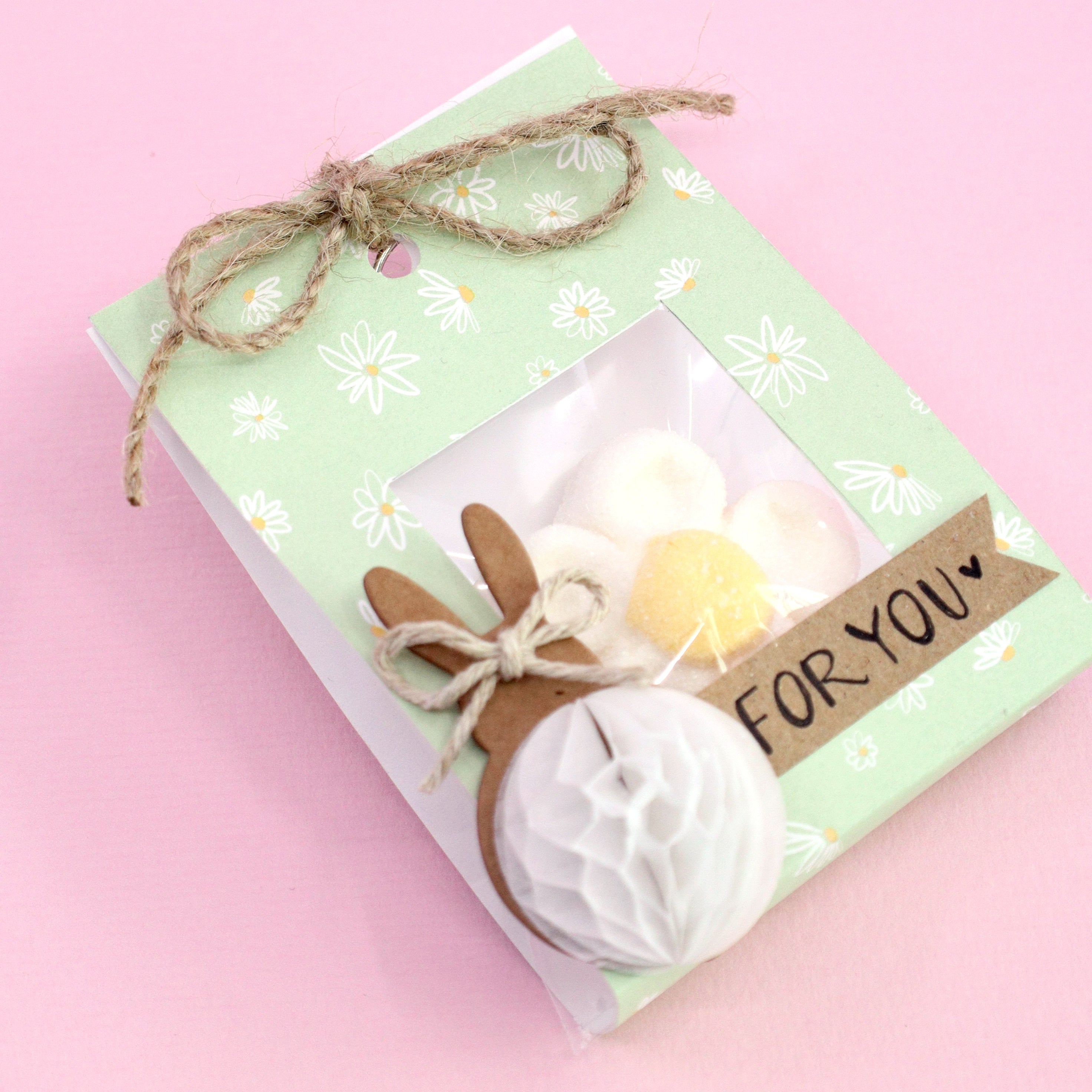 Gebasteltes Geschenk mit Osterhase und "for you" Etikett