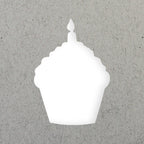 Ein weißer Cupcake mit einer Kerzensilhouette auf einem strukturierten grauen Hintergrund - ideal für Karten- oder Bastelprojekte mit dem Artoz Papier AG Stanzer M Cupcake-Werkzeug.