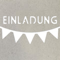Texte blanc "EINLADUNG" au-dessus de fanions de fête triangulaires blancs fabriqués à l'aide du papier Artoz AG Bordüre Stanzer Einladung L, sur un fond texturé gris clair uni.