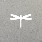 Une silhouette de libellule blanche aux ailes déployées apparaît sur un fond gris texturé - idéal pour les Karten basteln ou comme source d'inspiration pour votre prochain projet Artoz Papier AG Stanzer S Libelle.
