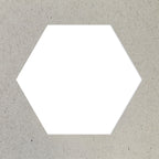 Ein weißes Sechseck aus dem Artoz Papier AG Stanzer M Hexagon Set ist auf einem strukturierten grauen Hintergrund zentriert, perfekt für Basteln oder die Verwendung mit einem Stanzer.