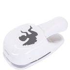 Der Stanzer M Engel von Artoz Papier AG ist ein weißer Papierlocher, der sich ideal für Basteln und Karten eignet. Er zeigt einen fliegenden Engel mit Flügeln und einem Heiligenschein, der oben in Schwarz aufgedruckt ist.