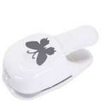 Der Artoz Papier AG Stanzer M Schmetterling ist ein weißer Papierlocher mit Schmetterlingsmotiv, ideal zum Basteln und Erstellen von kreativen Karten durch einfaches Ausschneiden von Schmetterlingsformen.