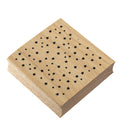 Der "Stempel Sternen all over" von Artoz Papier AG ist ein Holzstempel mit einem Muster aus kleinen, zufällig angeordneten schwarzen Sternen auf einer Seite, die schräg auf weißem Grund abgebildet sind - ideal für Bastelarbeiten.