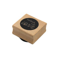 Der Artoz Papier AG Stempel handmade with love ist ein Holzstempel mit einem schwarzen, runden Etikett mit der Aufschrift "handmade with love" in weißer Schrift - ideal zur Personalisierung Ihrer Bastelarbeiten.