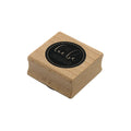 L'étiquette Artoz Papier AG Stempel "mit Liebe selbstgemacht" est une étiquette circulaire noire avec une écriture blanche, idéale pour ajouter une touche personnelle à vos travaux d'artisanat. Présentée sur un fond blanc.