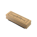 Der Stempel Congratulations von Artoz Papier AG ist ein Holzstempel mit dem kursiven Schriftzug "Congratulations" in einem rechteckigen Rahmen, ideal für Bastelarbeiten.