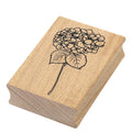 Der Stempel Hortensie von Artoz Papier AG ist ein Holzgummistempel mit einem detaillierten schwarzen Umriss einer Hortensie mit zwei Blättern - ideal für Bastelarbeiten und kreative Projekte.