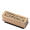 Le Stempel Kommunion d'Artoz Papier AG est un tampon rectangulaire en bois avec le texte allemand "Einladung zu meiner KOMMUNION" (Invitation à ma communion). Idéal pour les Bastelarbeiten ou les Einladungskarten uniques, il comprend un tampon encreur noir.