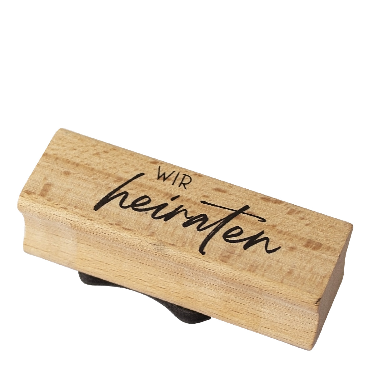 Le motif "wir heiraten" d'Artoz Papier AG, avec une écriture noire, est idéal pour les travaux d'enterrement de vie de garçon et se situe sur un fond clair.