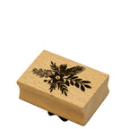Der Stempel Gesteck von Artoz Papier AG ist ein rechteckiger Holzstempel mit schwarzem Blumen- und Blätterdesign - perfekt für Bastelarbeiten oder zur Personalisierung von Einladungskarten.