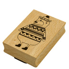 Der Stempel Winterbär von Artoz Papier AG zeigt einen niedlichen Bären in einem gemusterten Pullover und einer Bommelmütze - ideal für Bastelarbeiten und um Ihren Einladungskarten Charme zu verleihen.