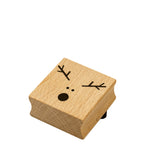 Der Stempel Rentierkopf von Artoz Papier AG ist ein kleiner, quadratischer Holzstempel mit einem minimalistischen Rentiergesicht - perfekt für Bastelarbeiten oder Einladungskarten, mit einfachem schwarzen Geweih und Punkten für Augen und Nase auf weißem Hintergrund.