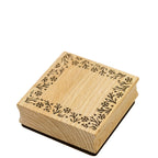 Le Stempel Bordüre Eckig d'Artoz Papier AG est un tampon carré avec une bordure florale et un centre vierge, fabriqué en bois clair avec des bords biseautés - parfait pour Bastelarbeiten ou pour créer des Einladungskarten uniques.
