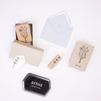 Une mise en page plate présente le Stempel Blume d'Artoz Papier AG, un tampon encreur à pigments, une étiquette vierge, une enveloppe et une carte fleurie POUR VOUS - idéale pour les Bastelarbeiten ou les Einladungskarten - sur un fond blanc.