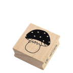 Der Artoz Papier AG Stempel Pilz ist ein Holzstempel mit dunkler Kappe und weißen Punkten, ideal für Bastelarbeiten oder zum Verzieren von Einladungskarten. Er verfügt über eine FSC-Zertifizierung auf der Seite.