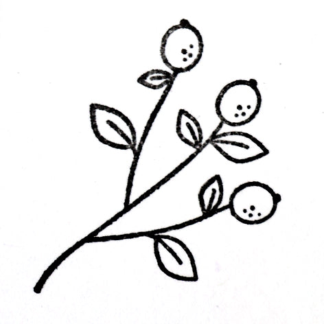 Der Stempel rote Beeren von Artoz Papier AG zeigt eine einfache schwarze Strichzeichnung eines kleinen Zweiges mit drei runden roten Beeren und sechs Blättern - perfekt zum Basteln oder als Holzstempel-Motiv auf weißem Hintergrund.