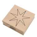 Der Stempel Stern 7zackig der Artoz Papier AG ist ein Holzstempel mit einem schwarzen, siebenzackigen Stern auf der Spitze, ideal für Bastelarbeiten und auf weißem Hintergrund.