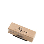 Der Artoz Papier AG Stempel Menu ist ein rechteckiger Holzstempel mit "Menu" in Schreibschrift auf der Oberseite und einem seitlichen Barcode - ideal für Bastelarbeiten oder um Einladungskarten eine kreative Note zu verleihen.