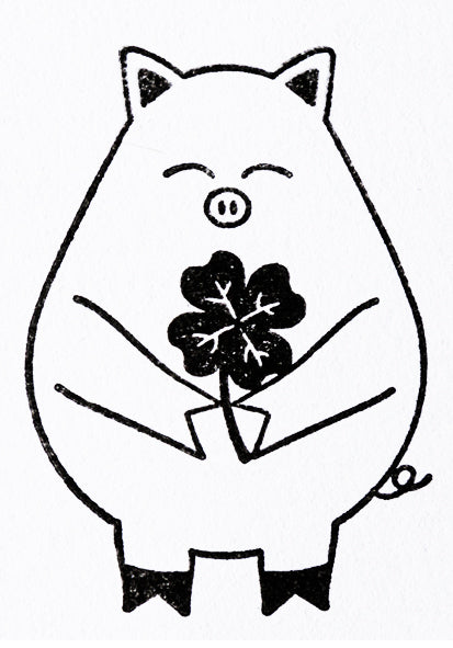 Der Stempel Glücksschweinchen von Artoz Papier AG zeigt ein schlichtes schwarz-weißes Motiv eines lächelnden Schweins mit einem vierblättrigen Kleeblatt, ideal für Holzstempel oder Bastelarbeiten.