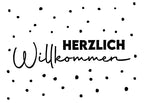 Das Bild zeigt "Herzlich Willkommen" in Fett- und Schreibschrift mit eingestreuten schwarzen Punkten - ideal als Inspiration für Bastelarbeiten oder in Kombination mit dem Artoz Papier AG Stempel Herzlich Willkommen.