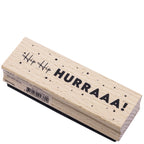 Der Artoz Papier AG Stempel Hip Hip Hurra mit schwarzem Text und festlichen Punkten, ideal für Bastelarbeiten oder Einladungskarten. Inklusive Barcode-Etikett an der Seite.