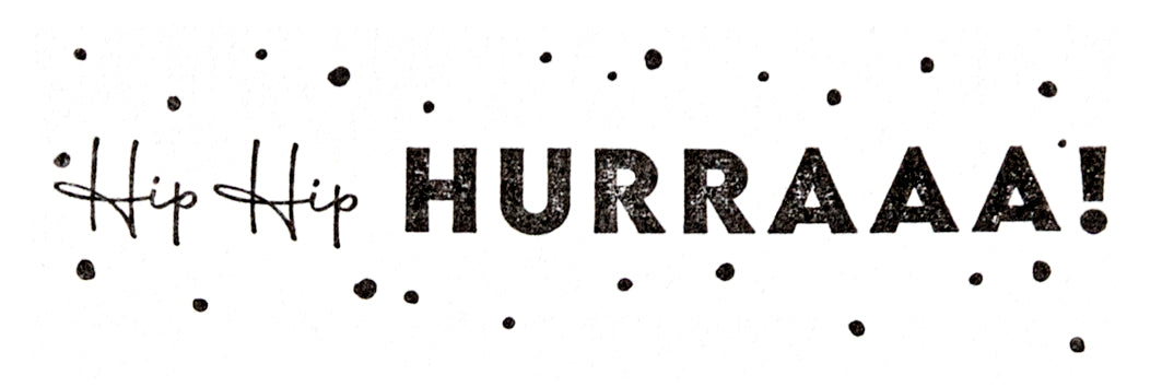 Der Artoz Papier AG Stempel Hip Hip Hurra zeichnet sich durch einen fetten, dekorativen Text mit verstreuten schwarzen Punkten aus - ideal für Bastelarbeiten oder als fröhlicher Akzent auf Einladungskarten, der Ihren kreativen Projekten eine festliche Note verleiht.