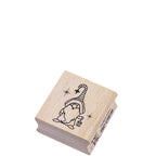Der Stempel Wichtel von Artoz Papier AG ist ein Holzstempel, der einen Wichtel mit gestreifter Mütze, Laterne und Stern zeigt. Perfekt für die Personalisierung von Einladungskarten oder kreative Bastelarbeiten.