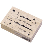 Der Stempel Schriftzug Weihnachten von Artoz Papier AG mit schwarzer Schrift und Sternchenakzenten lautet "a plätzchen a day keeps the weihnachtsstress away" - ideal für Bastelarbeiten oder festliche Einladungskarten.