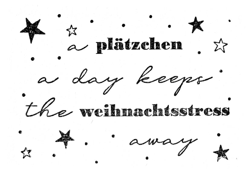 Der Stempel Schriftzug Weihnachten von Artoz Papier AG ist mit schwarzer Handschrift und Schreibmaschinenschrift versehen, ideal für Bastelarbeiten oder einzigartige Einladungskarten, inspiriert von dem Spruch: "a plätzchen a day keeps the weihnachtsstress away".