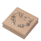 Der Stempel Herz mit Blumen von Artoz Papier AG zeigt ein dekoratives Herz aus filigranen Blättern und Ranken - ideal für kreative Bastelarbeiten und das Verzieren von Karten oder Geschenken.