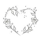 Der Stempel Herz mit Blumen von Artoz Papier AG zeigt ein schwarz-weißes Herzmotiv mit Blumen, Blättern und Beeren - ideal für Bastelarbeiten oder als Vorlage für Holzstempel auf weißem Hintergrund.