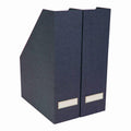 Les Artoz Papier AG 2er Stehsammler en aspect lin bleu foncé avec fentes pour étiquettes sur le devant, présentés côte à côte sur fond blanc, sont parfaits pour une organisation élégante du bureau à domicile.