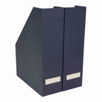 Les Artoz Papier AG 2er Stehsammler en aspect lin bleu foncé avec fentes pour étiquettes sur le devant, présentés côte à côte sur fond blanc, sont parfaits pour une organisation élégante du bureau à domicile.