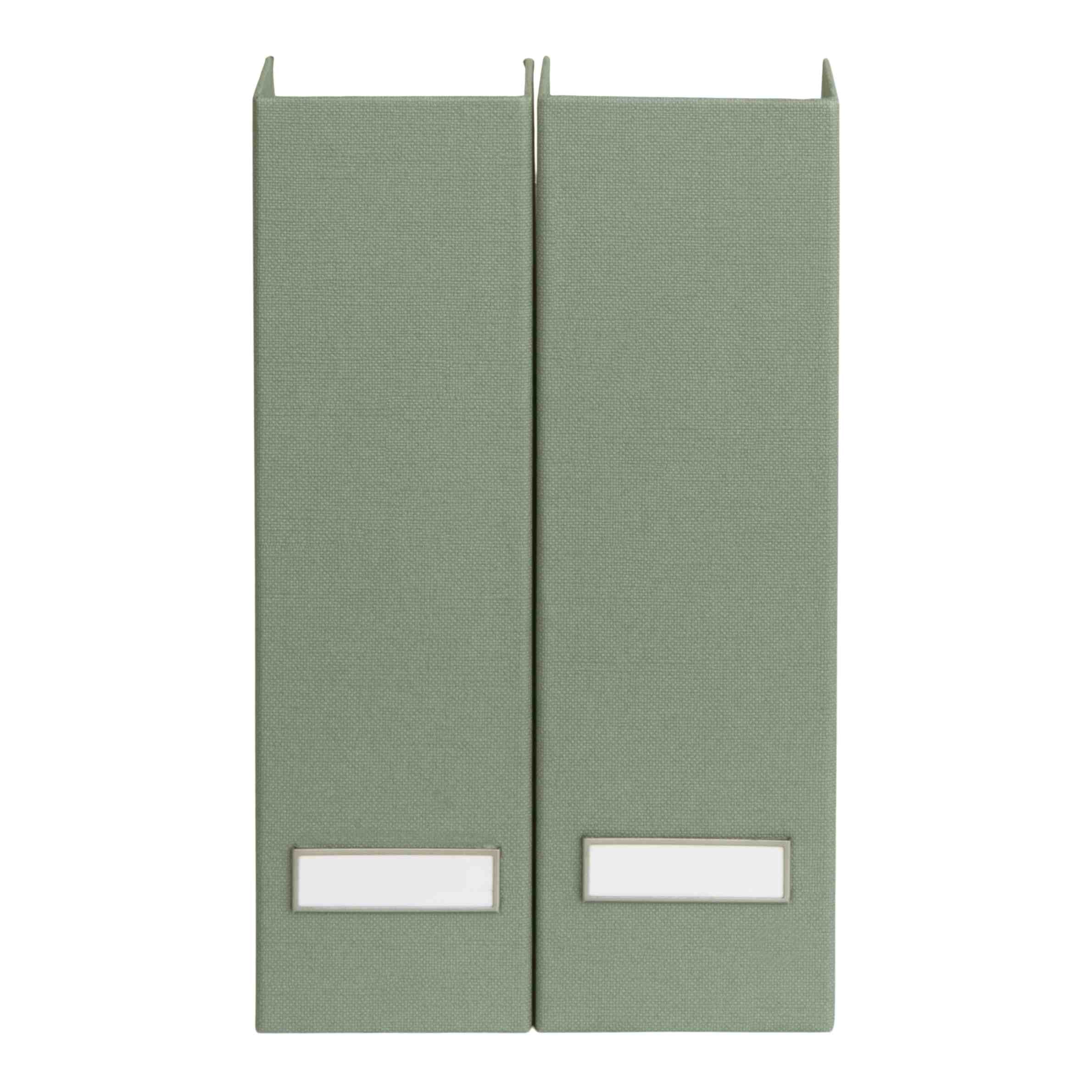 Les 2er Stehsammler d'Artoz Papier AG en Leinenoptik vert clair se tiennent debout côte à côte, chacun avec un porte-étiquette blanc vierge - un ajout élégant à votre bureau à domicile.