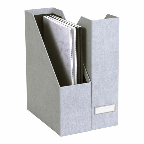 Der graue 2er Stehsammler der Artoz Papier AG in Leinenoptik hält zwei marmorierte Notizbücher hochkant auf weißem Grund - ideal, um das Home Office stilvoll aufzuwerten.