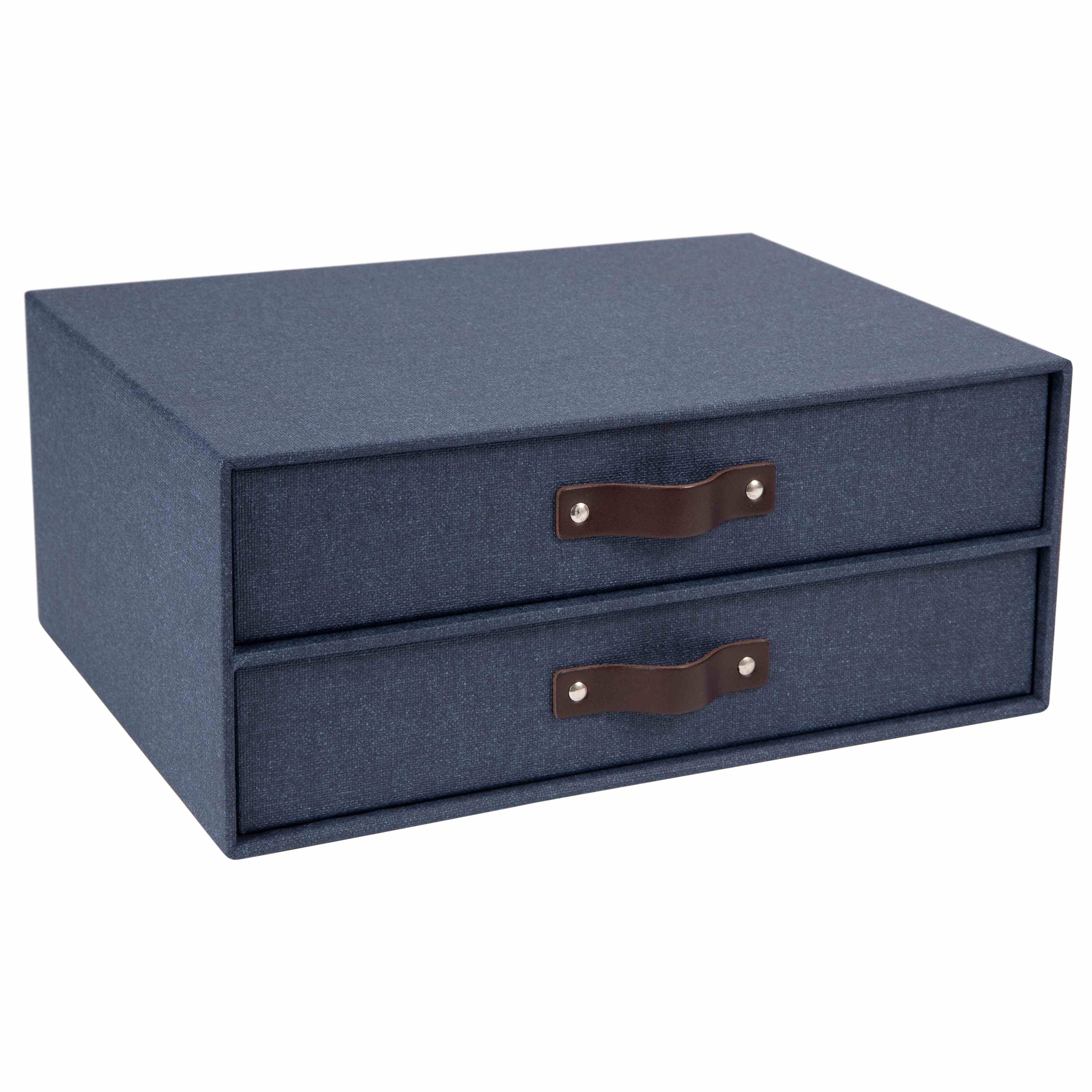 La Schubladenbox d'Artoz Papier AG en Leinenoptik bleu comporte deux tiroirs coulissants avec des poignées en similicuir marron et des rivets métalliques. Elle est idéale pour ranger les petits objets dans votre bureau à domicile.