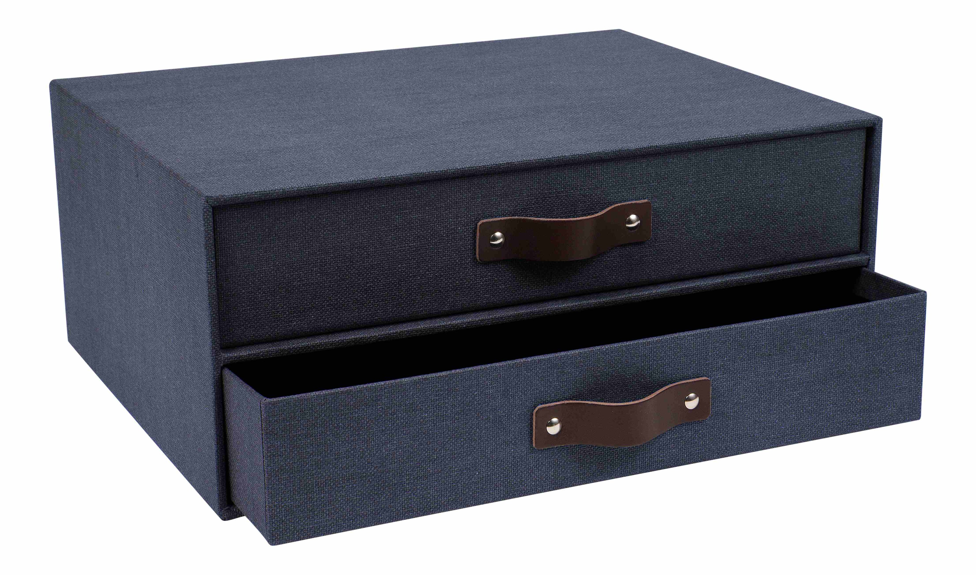 La Schubladenbox d'Artoz Papier AG en Leinenoptik bleu foncé comporte deux tiroirs avec des poignées en cuir marron. Idéal pour le bureau à domicile, son tiroir inférieur est partiellement ouvert tandis que le tiroir supérieur reste fermé.