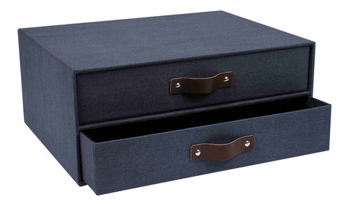 Die Artoz Papier AG Schubladenbox in dunkelblauer Leinenoptik verfügt über zwei Schubladen mit braunen Kunstledergriffen; die untere Schublade ist teilweise offen - ideal für die stilvolle Büroorganisation.