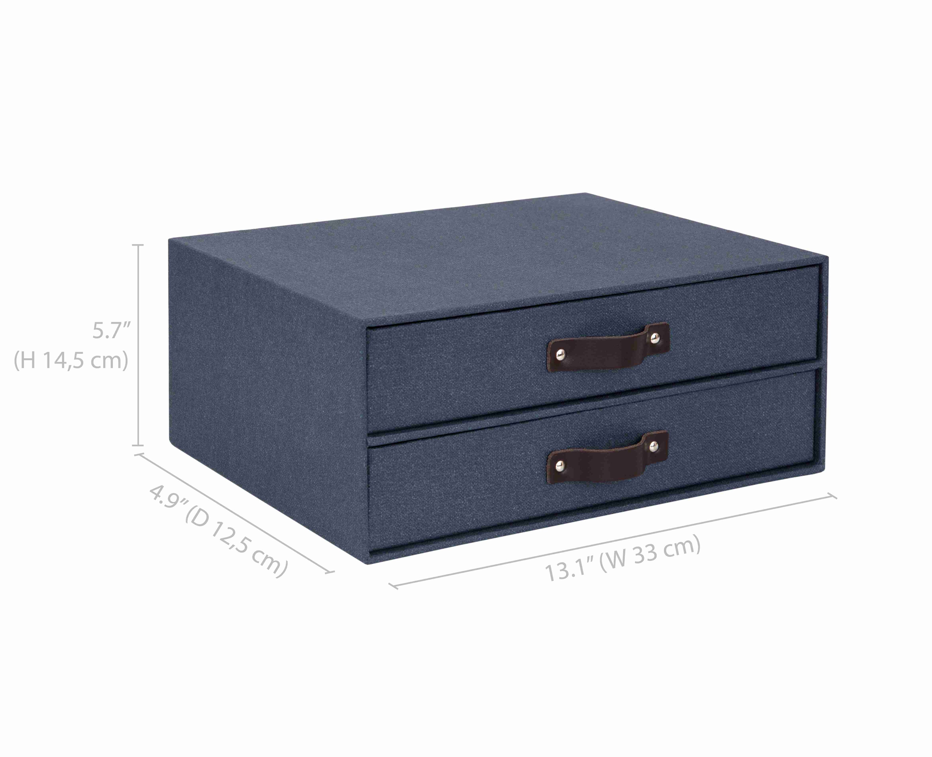 La Schubladenbox d'Artoz Papier AG en bleu marine comporte deux tiroirs avec des poignées brunes, une finition Leinenoptik élégante et mesure 5,7" H x 4,9" P x 13,1" L. Elle est parfaite pour le bureau à domicile. Illustré sur un fond blanc uni.