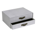 Eine graue rechteckige Schubladenbox von Artoz Papier AG in Leinenoptik mit zwei Schubladen - untere Schublade aufgezogen - beide mit dunklen Griffen mit Metallnieten versehen. Perfekt für die stilvolle Büroorganisation.