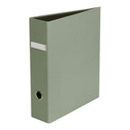 Der Artoz Papier AG Ordner A4 in schlichtem Hellgrün verfügt über eine Leinenoptik, ein metallverstärktes Griffloch und ein weißes Rückenetikett - ideal für Ihre Home-Office-Ausstattung, hier hochkant auf weißem Hintergrund.