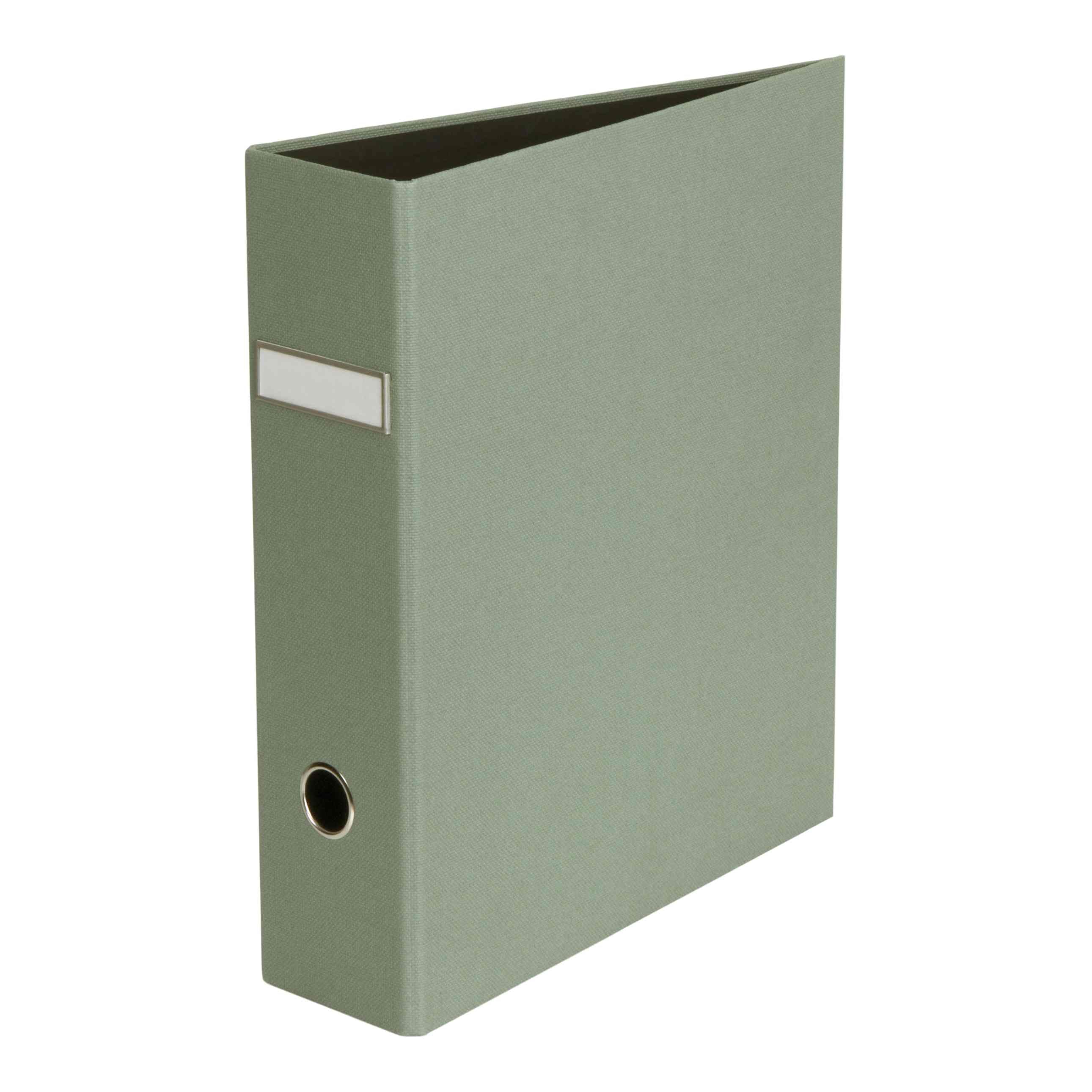 Der Artoz Papier AG Ordner A4 in schlichtem Hellgrün verfügt über eine Leinenoptik, ein metallverstärktes Griffloch und ein weißes Rückenetikett - ideal für Ihre Home-Office-Ausstattung, hier hochkant auf weißem Hintergrund.