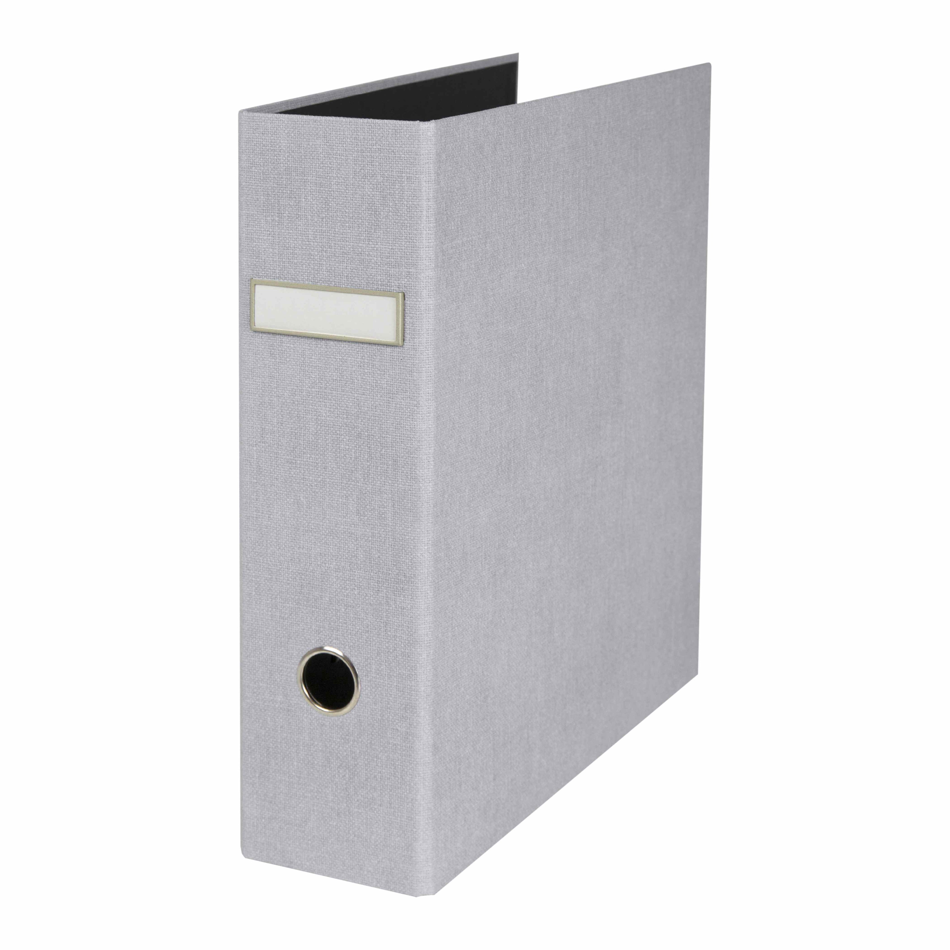Der Artoz Papier AG Ordner A4 ist ein grauer Hebelordner in Leinenoptik mit Blanko-Etikettenhalter und rundem Metall-Fingerloch, aufrecht stehend auf weißem Grund - perfekt für den stilvollen Einsatz im Home Office.