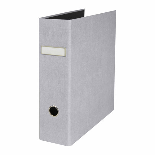 Das 3er Set Ordner A4 grau von Artoz Papier AG in Leinenoptik mit Rückenschild und Griffloch steht aufrecht vor weißem Hintergrund - perfekt für jede Home-Office-Ausstattung.