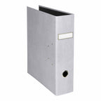 Der Artoz Papier AG Ordner A4 in Grau verfügt über Leinenoptik, ein metallverstärktes Griffloch und ein Blanko-Rückenschild - ideal für Ihr Home Office. Abgebildet aufrecht stehend auf weißem Hintergrund.