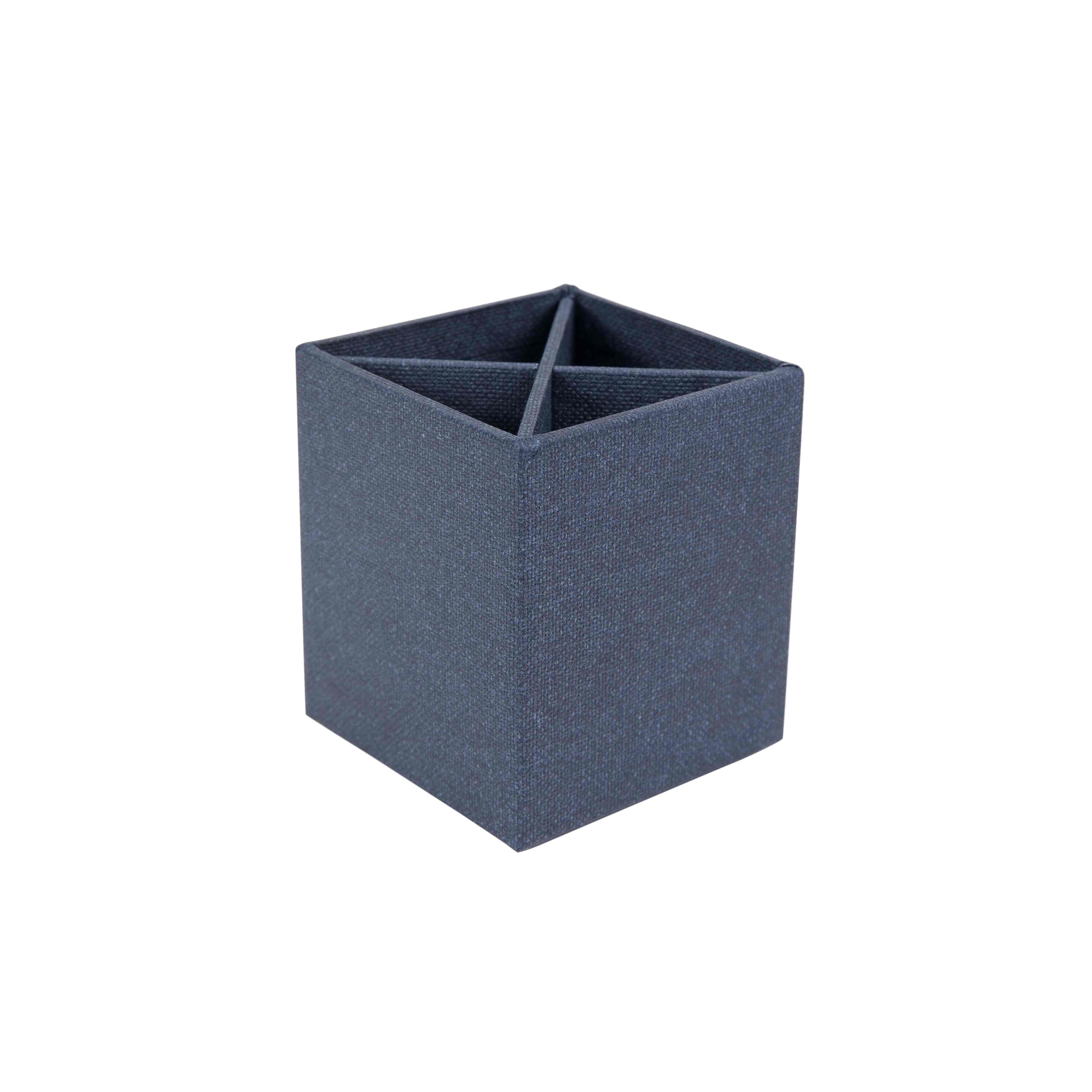 Ein dunkelblauer, quadratischer Stiftehalter der Artoz Papier AG mit vier dreieckigen Fächern, ideal für die Home-Office-Ausstattung, ist auf einem schlichten weißen Hintergrund abgebildet.