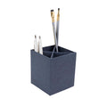 Der blaue Stoff-Stiftehalter von Artoz Papier AG mit vier Fächern ist ideal für Ihre Home-Office-Ausstattung und bietet Platz für zwei weisse Stifte sowie zwei Pinsel mit schwarzen Borsten und goldfarbener Zwinge.