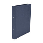 Un Artoz Papier AG A4 Ordner schmal in Leinenoptik fermé, bleu foncé, se tient droit sur un fond blanc, le dos légèrement à gauche - parfait pour votre bureau à domicile.