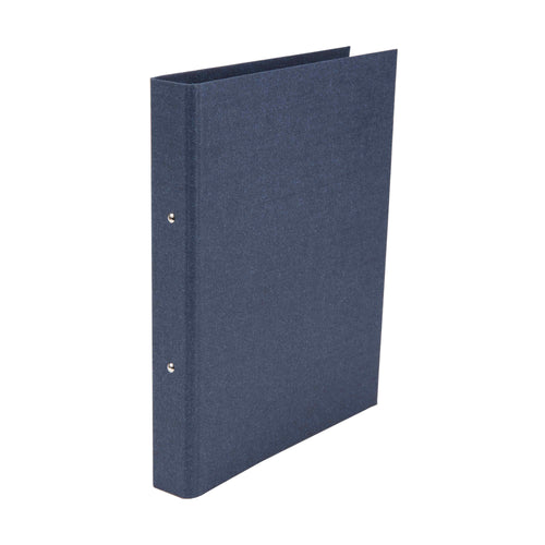 Un Artoz Papier AG A4 Ordner schmal in Leinenoptik fermé, bleu foncé, se tient droit sur un fond blanc, le dos légèrement à gauche - parfait pour votre bureau à domicile.